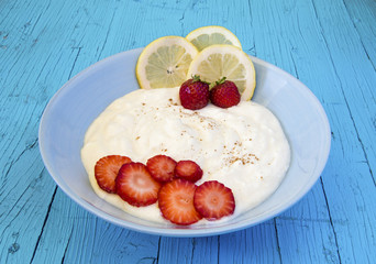 Lemon cream with strawberries