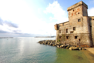 Fototapeta na wymiar Hafenbefestigung bei der Italienische Hafenstadt Rapallo an der Ligurischen Küste.