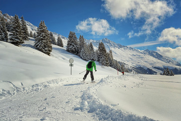 Fototapeta na wymiar Skiwanderer auf Weg