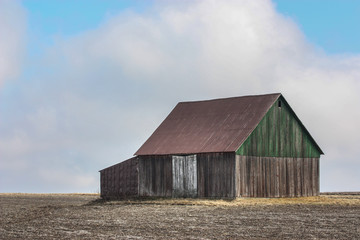 Obraz premium old barn in a field
