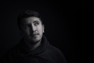 Naklejka premium Lowkey Portrait Mann schaut hinauf