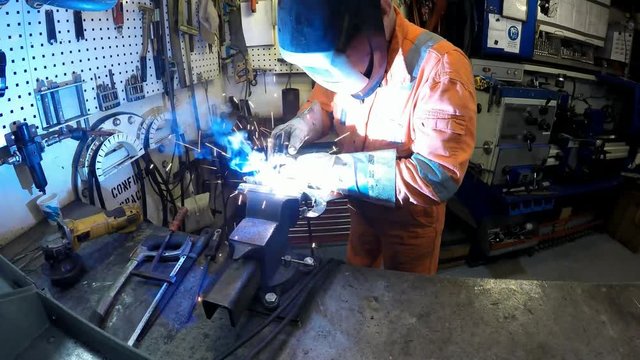 Man in a mask does welding machines