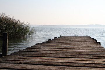 Obraz premium Sonnenuntergang an einer Anlegestelle 