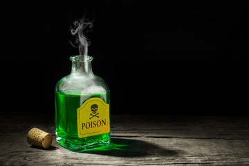 The poison is a green liquid in a glass vial. A deadly potion with a skull and bones on the label. Copy space for text. 3D rendering - obrazy, fototapety, plakaty