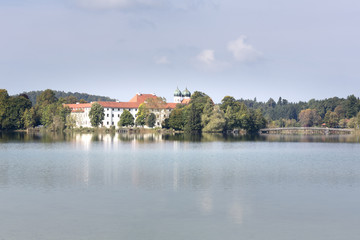 Fototapeta na wymiar Das ehemalige Kloster Seeon in Oberbayern