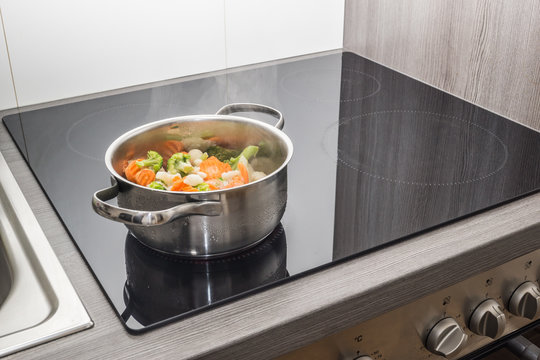 Gem&uuml;se kochen in einem Topf 
