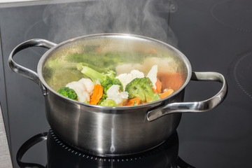 Gemüse kochen in einem Topf 