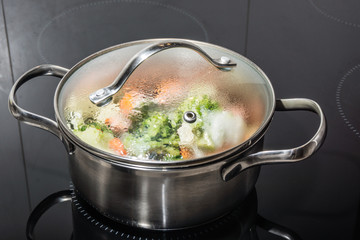 Gemüse kochen in einem Topf  mit Deckel