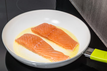 Lachs in der Pfanne