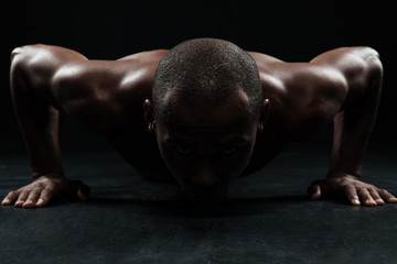 Obraz premium Close-up portrait of afro american sports man, doing pushup exercise