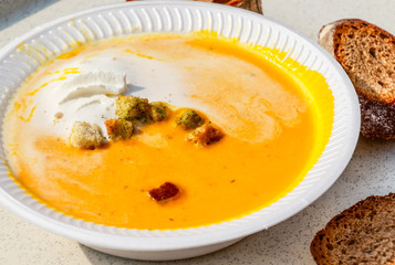 Kürbiscremesuppe mit Brot