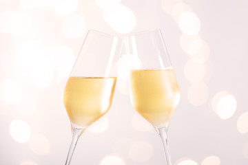 Champagner Gläser vor Bokeh Hintergrund