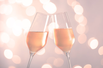 Anstoßen mit Champagner Gläser 