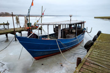 Fototapeta na wymiar Zugefrorener Hafen auf Usedom