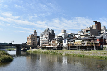 Fototapeta premium 北から見た四条大橋