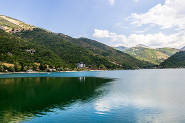 Fototapeta na wymiar Lago di Scanno