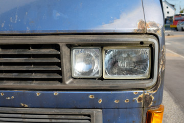 Altes Auto mit Rost Scheinwerfer Blinklicht und Kühlergrill