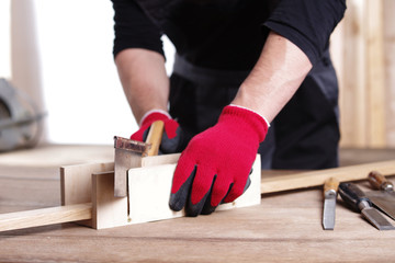 Schreiner bei der Arbeit