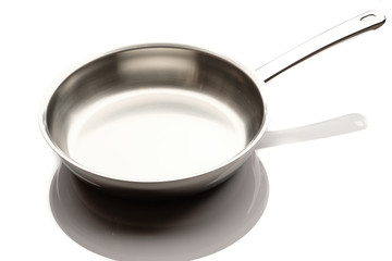 Pfanne aus Edelstahl mit Spiegelung auf weiß