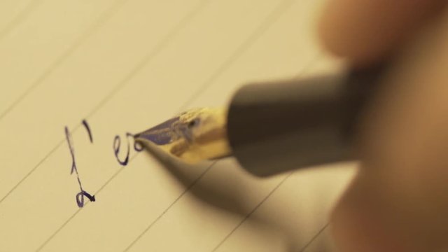 Ecriture au stylo plume sur feuille papier lign&eacute;e avec lumi&egrave;re en mouvement