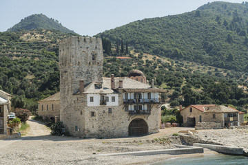 Fototapeta premium Hafen des orthodoxen Klosters Zografou auf der Halbinsel Athos, Chalkidiki, Griechenland 