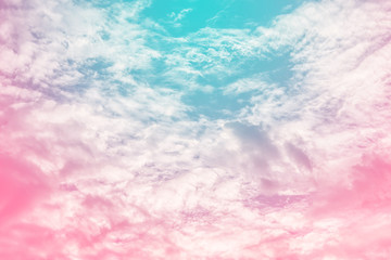 Naklejki  słońce i chmura w tle w pastelowym kolorze