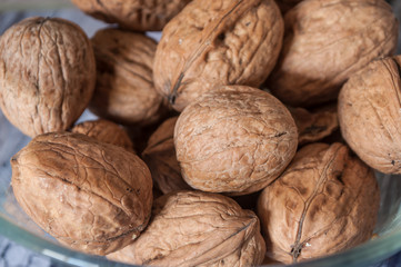 noix en gros plan dans un bol