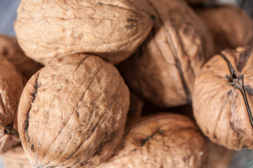 noix en gros plan dans un bol