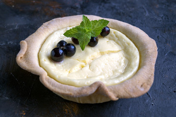 Tartlets with curd and berries.