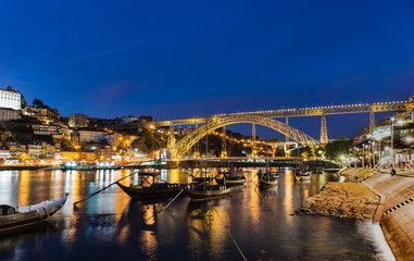Fototapeta na wymiar Nacht über Porto