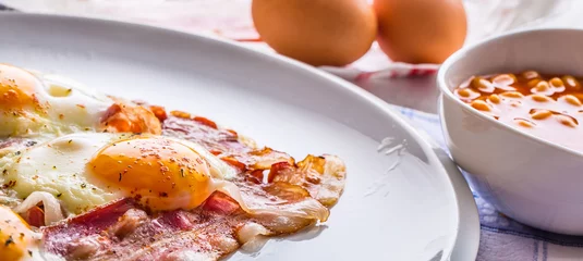 Papier Peint photo Lavable Oeufs sur le plat Jambon et oeufs. Bacon et oeufs. Oeuf salé et saupoudré de poivron rouge. Petit déjeuner anglais.