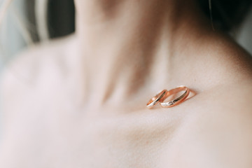 wedding rings with bouquet and blurred background