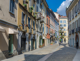 Kleine kleurrijke straat in de modieuze wijk Brera in Milaan, Lombardije, Italië