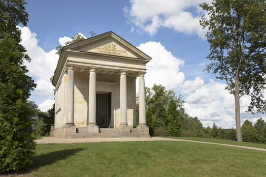 Ged&auml;chtnishalle im Schlosspark von Neustrelitz, Mecklenburg-Vorpommern
