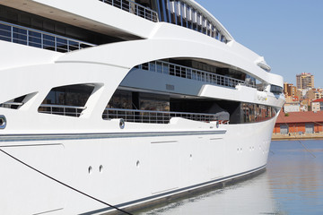 Naklejka premium Luxury yacht on harbor