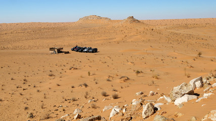 Fototapeta na wymiar 4x4 safari nel deserto sosta nel Sahara