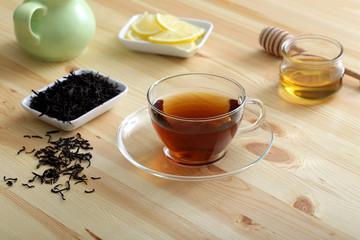 te' nero in tazza di vetro