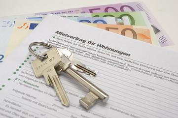 Wohnungsschlüssel und Euro Geldscheine als Miete für Wohnung
