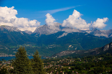 Obraz premium Blick auf das Tourette Gebirge am Lac d'Annecy