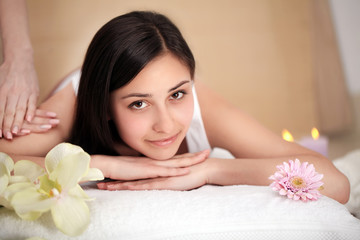 Obraz na płótnie Canvas Masseur doing massage on woman body in the spa salon. Beauty treatment concept.