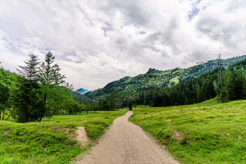 Obraz premium droga przez Alpy w słoneczny dzień