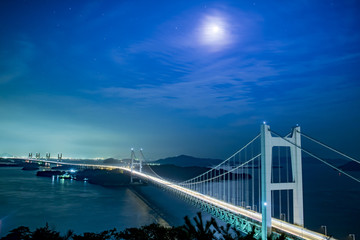 三ヶ月の夜と星と雲、瀬戸内海と橋
