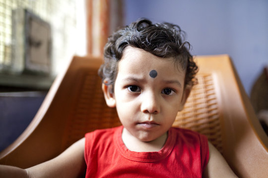 A kid lookind at camera