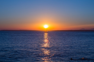 Segelboot vor dem Sonnenuntergang