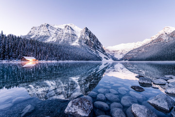 Winter Reflection at Lake Louise - obrazy, fototapety, plakaty