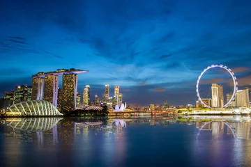 Foto op Plexiglas Skyline van Singapore in Marina Bay tijdens zonsondergang Blue Hour © ronniechua