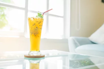Crédence de cuisine en verre imprimé Jus glass of passion fruit juice