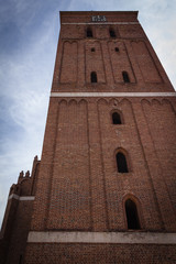Zabytkowa wieża z czerwonej cegły, mazury miasto Reszel