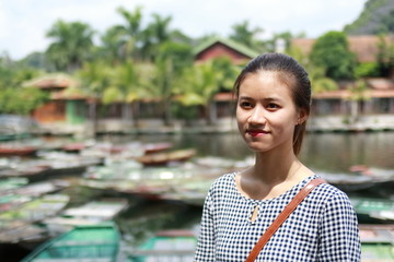 Naklejka premium タムコックを旅行する若い女性