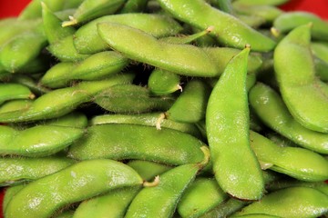 お盆に盛ったエダマメ